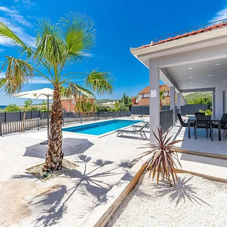 Lovely In With Kitchen Hébergement de vacances Trogir