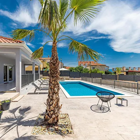 Дом отдыха Lovely In With Kitchen